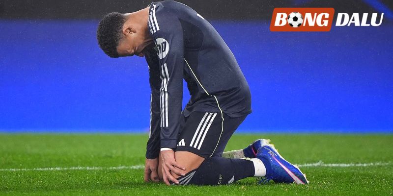 Mbappé chủ động rời sân ở phút 81 trận gặp Betis do cơn đau ở đùi trái