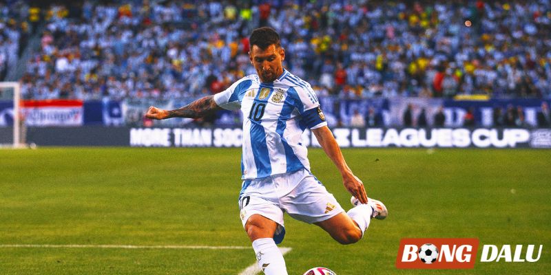 Pha ghi bàn từ tình huống phạt hàng rào đầy mẫu mực của siêu sao người Argentina